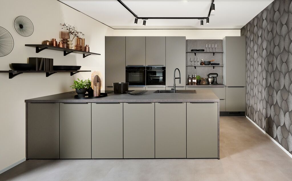 Impuls IP 3150 matt lacquer kitchen in space grey with a peninsula island and concrete-look worktop