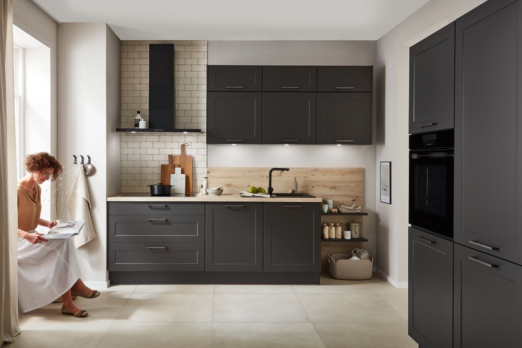 Impuls IP 4250 framed shaker kitchen in graphite grey with oak splashback
