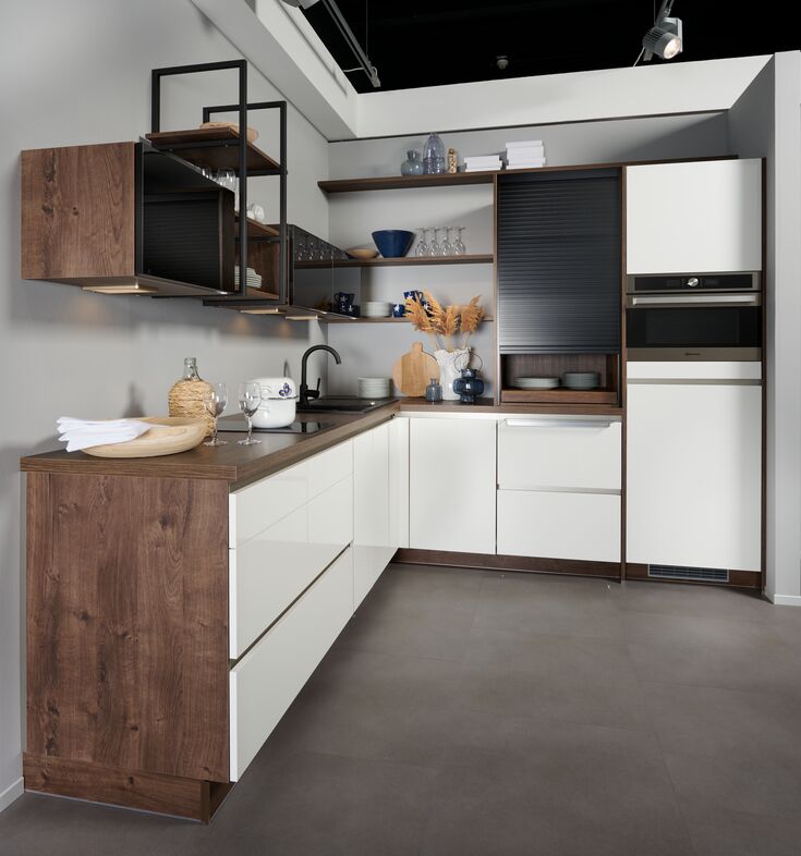 Impuls IP 4050 high-gloss magnolia kitchen with dark walnut tall units and open shelving