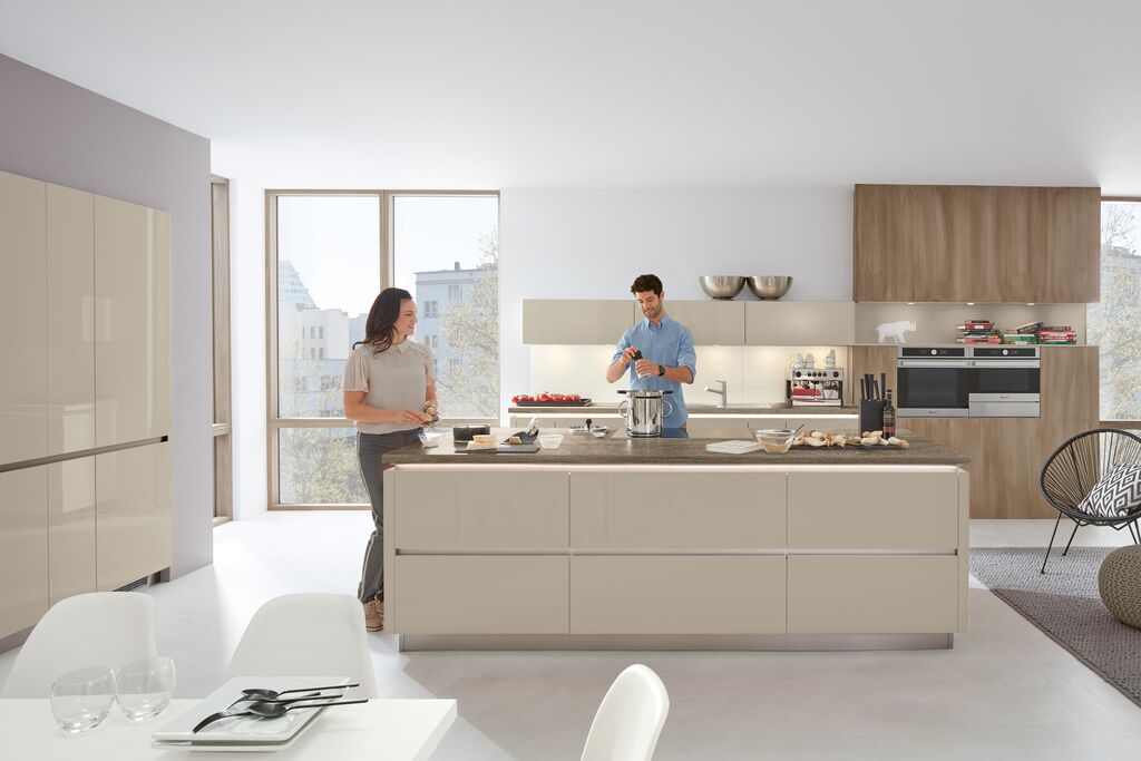 Impuls IP 4050 high-gloss magnolia kitchen with a large island, stone worktop and timber wall units