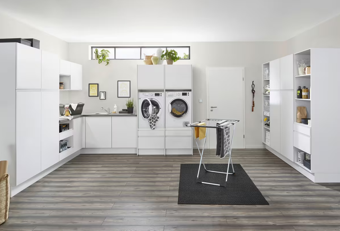 Impuls IP 4820 handleless white utility room with integrated washing machine, dryer and tall storage units