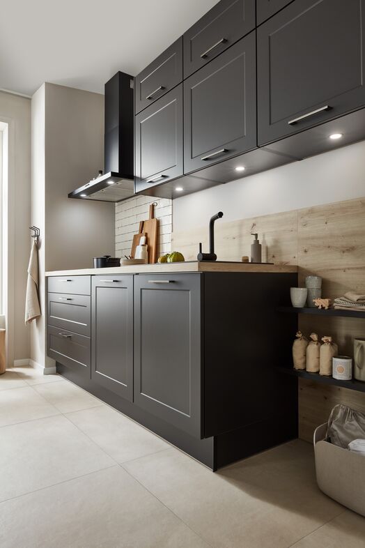Impuls IP 4250 shaker kitchen in graphite grey with oak splashback and open shelving