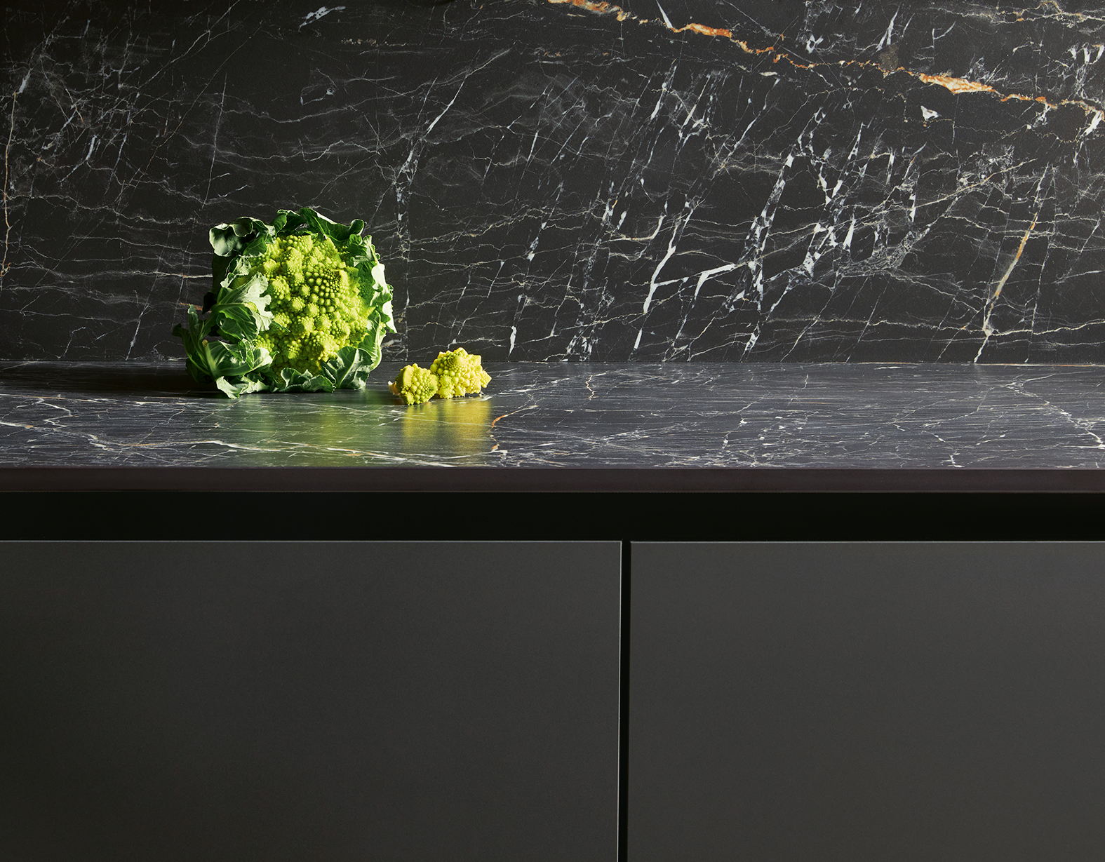 Systemo kitchen worktop and island surface in a contemporary kitchen